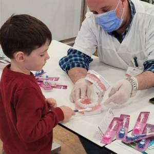 O lecție de periaj dentar pentru cei mici, la Plaza România